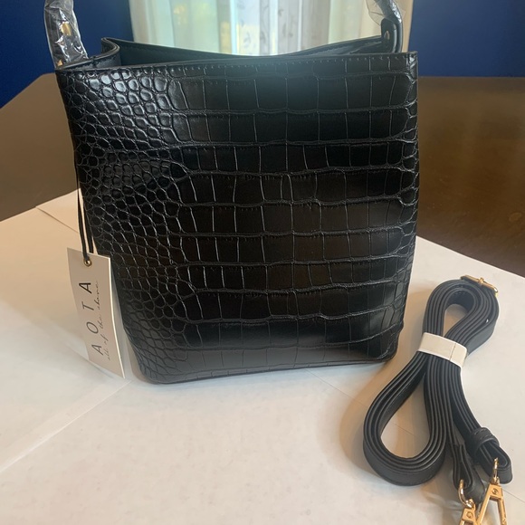 💫HP‼️💫 NWT Revolve AOTA “Elena” Vegan Leather Bucket Bag in Black - Picture 4 of 9